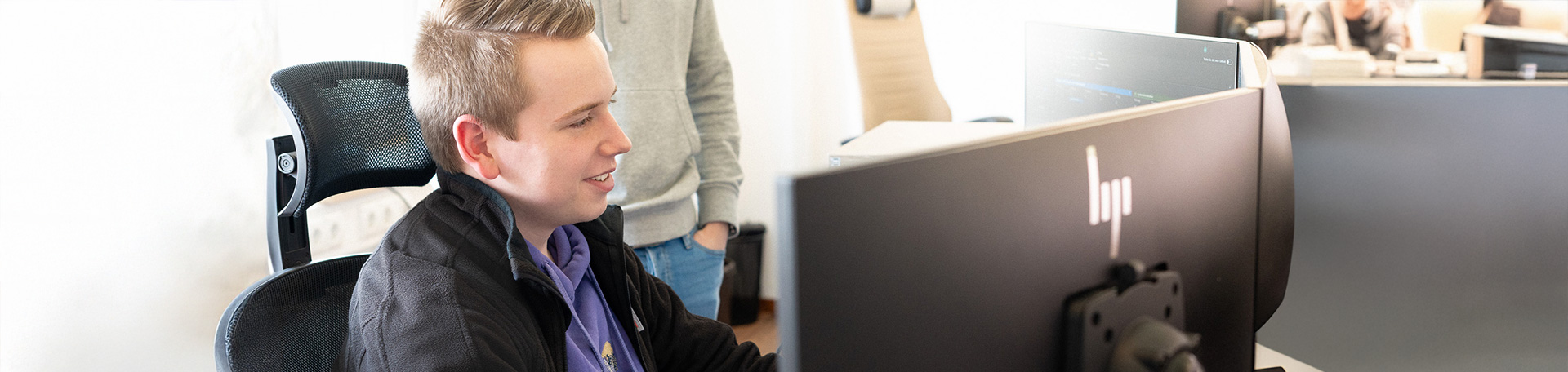 Junger Mann am Computer