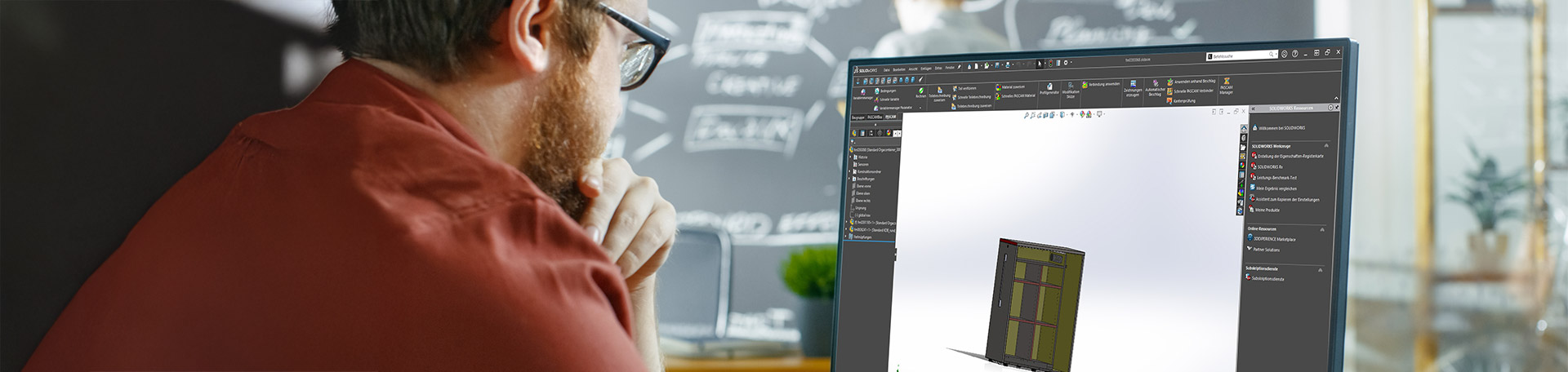 Mann mit Brille schaut auf Bildschirm